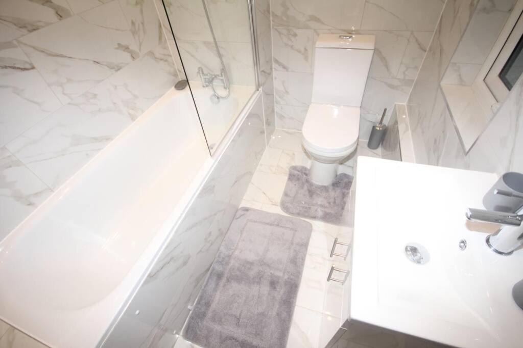 Great West Road Apartments Flat D London Bagian luar foto